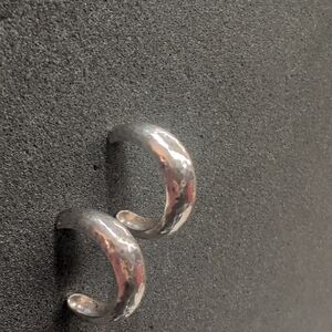 Silpada P1669 HAMMERED half HOOP POST earrings modernist Sterling silver 925